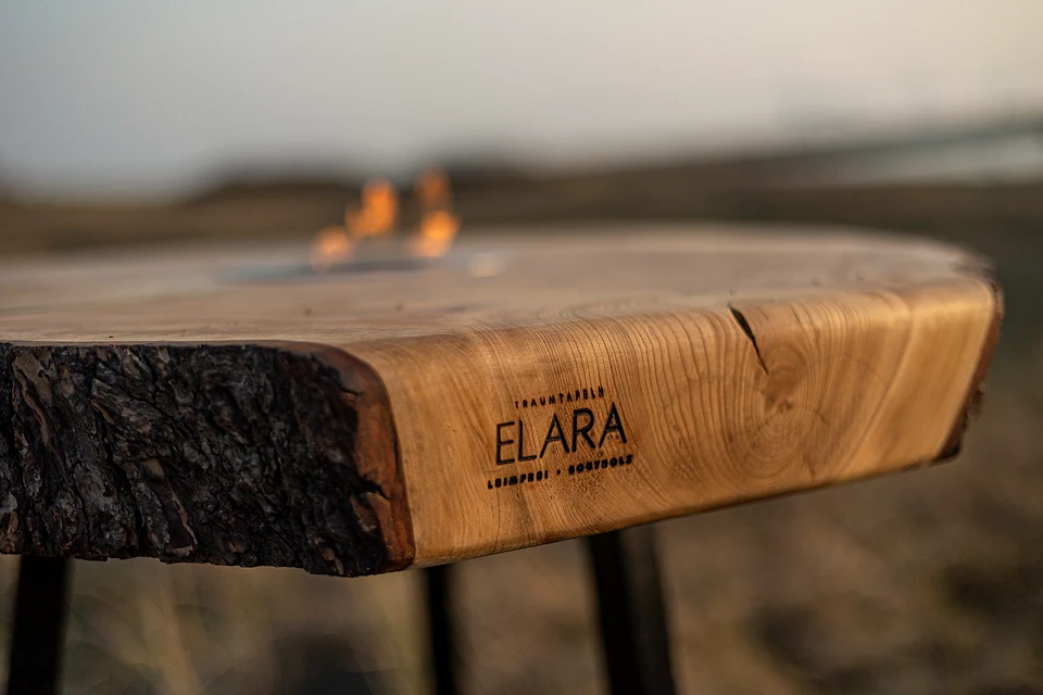 Detail: Baumkante mit eingebranntem ELARA-Logo