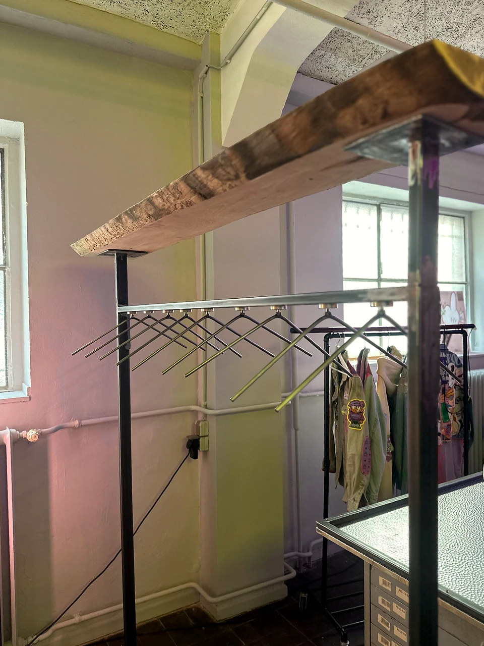 Echtholz-Garderobe mit Magnet-Kleiderbügeln im Eingangsbereich