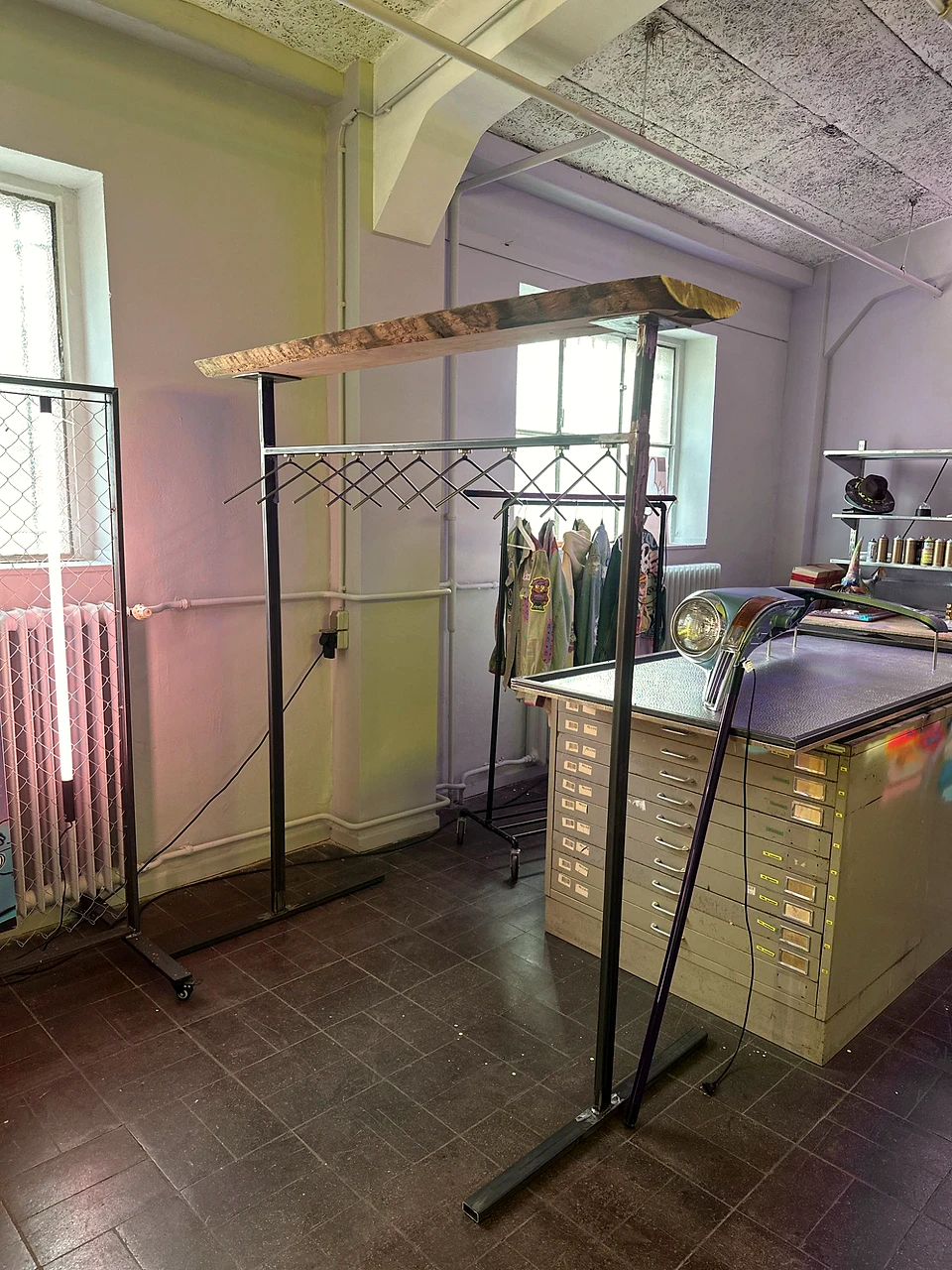 Echtholz-Garderobe von ELARA im Raum